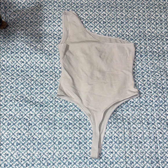 Timing White One-Shoulder Bodysuit - Picture 2 of 2